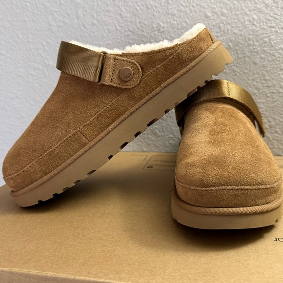 UGG Goldenstar Cozy Clog. Size 10. Color: Chestnut. - Picture 13 of 15